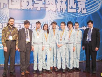 Награды Китайской математической олимпиады - дорогого стоят, 2006 г.<br>
Руководители команды (справа налево):<br> И. Богданов, Н. Агаханов, М. Пратусевич